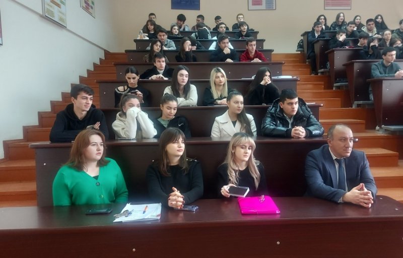 В г. Нальчике сотрудники полиции проводят лекции для студентов по вопросам противодействия экстремизму в молодежной среде