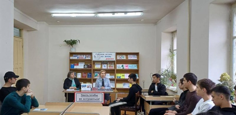 В Государственной национальной библиотеке г. Нальчика сотрудники полиции провели правовой час «Знать, чтобы не оступиться»
